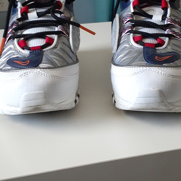 Nikes - Picture 3 of 8